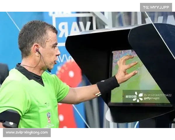 赛间花絮首次开放VAR裁判室 媒体体验三机位同步调度全过程 赛间花絮首次开放VAR裁判室 媒体体验三机位同步调度全过程